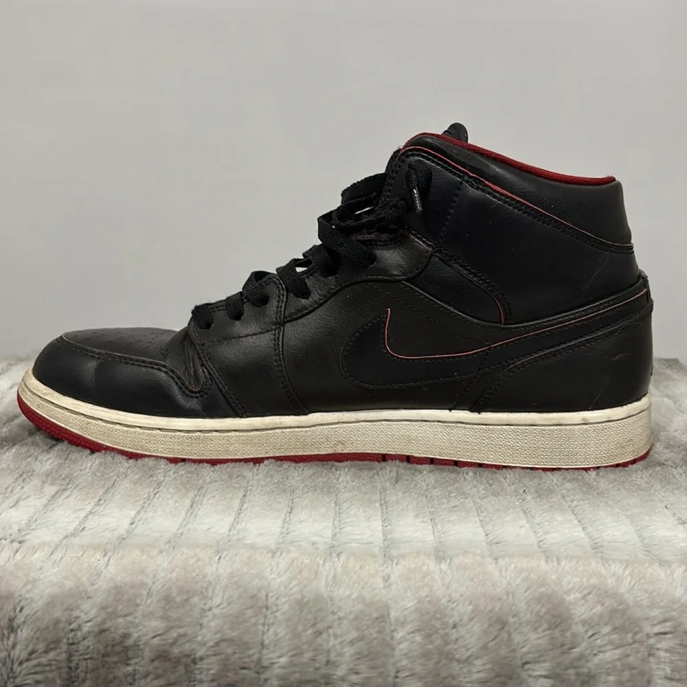 Jordan 1 Mid “Black Red” Sz 12
